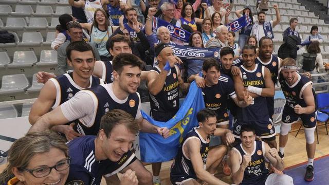 La plantilla del Alimerka Oviedo celebra la victoria con parte de los aficionados desplazados a SanSebastián.  |