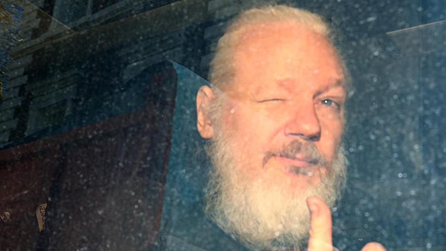 Assange, tras ser arrestado en Londres.