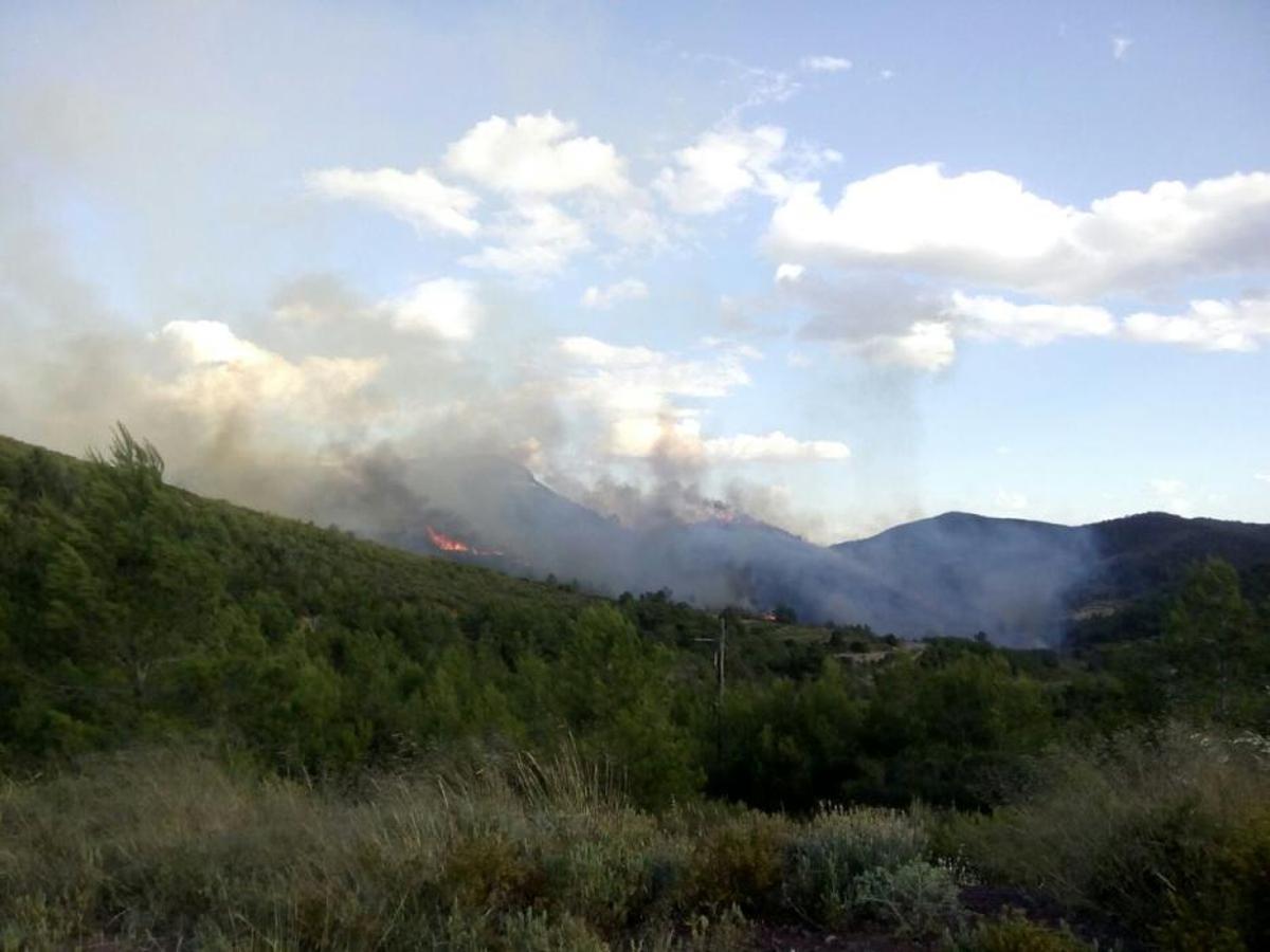Un incendio amenaza la Calderona en Gátova