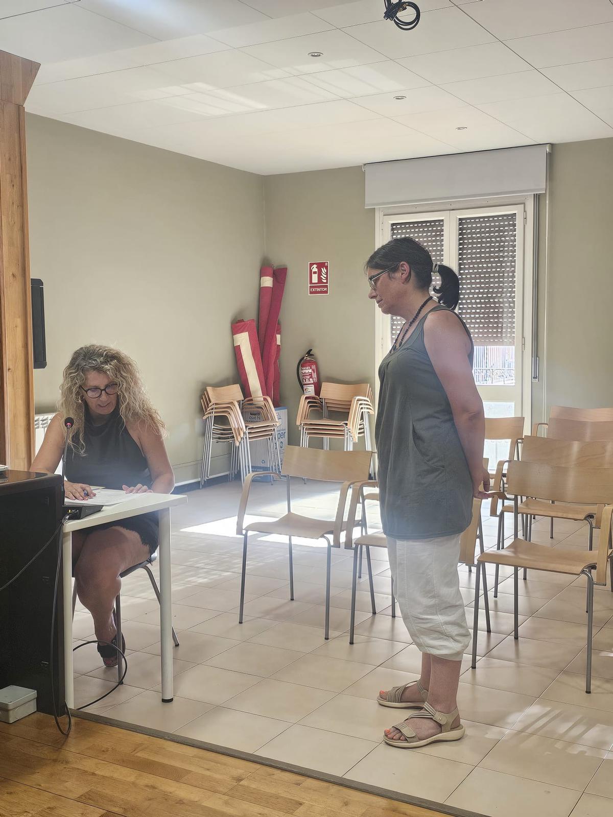 Presa de possessió d'Arantxa Pons (dreta), tercera suplent de la llista