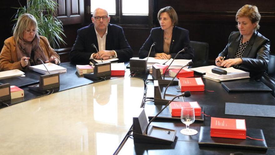 Forcadell, i els membres de la Mesa de JxSí Lluís Corominas, Anna Simó i Ramona Barrufet.