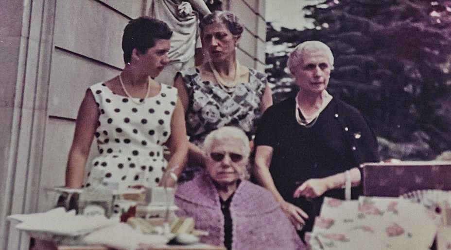 Una imagen de los veranos en la Quinta de El Pito: de pie, ella misma, a la izquierda, junto a las hermanas Manuela y Carmen Fagalde y Herce; sentada Carmina Herce, la madre de ambas. | Irma Collín