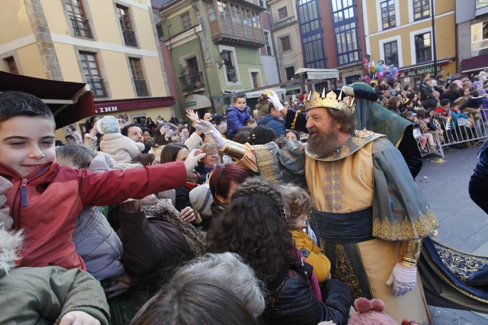 Una multitud recibe a los Reyes Magos en Gijón.