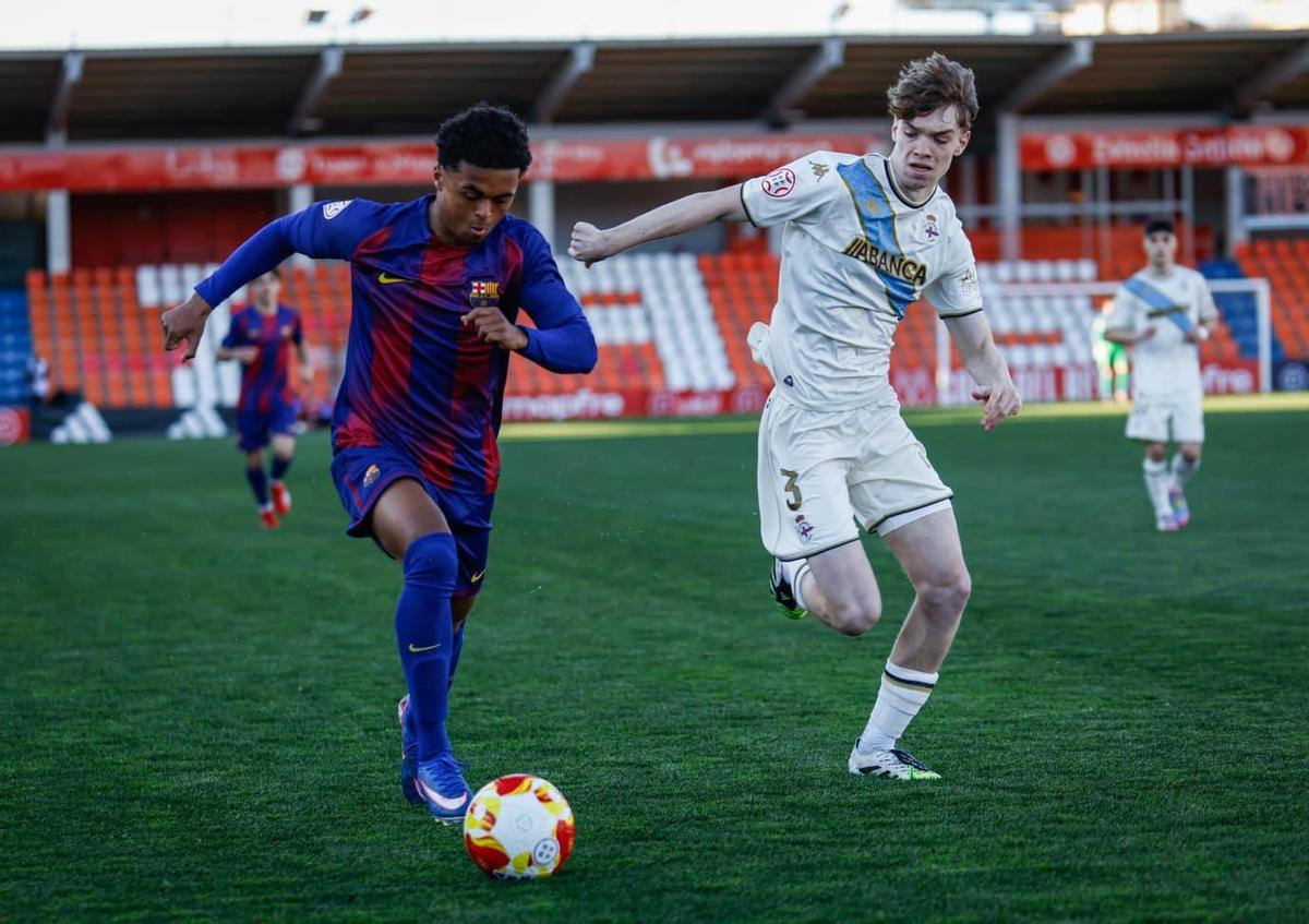 Xabi Campos persigue a Shane Kluivert durante el partido