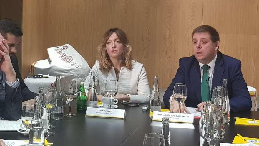 Juan Manuel Serrano, presidente de Correos, durante el desayuno informativo, con Eva Pavo, directora de comunicación y marketing de Correos.