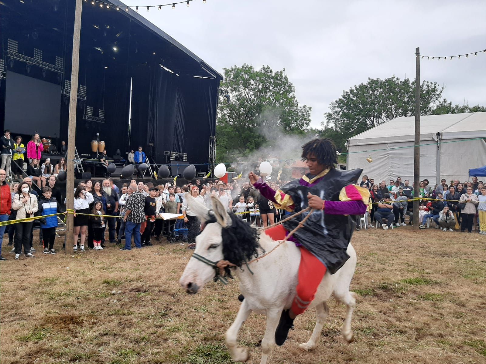 Collao, la competición más bestial: ocho burros disfrazados y a la carrera