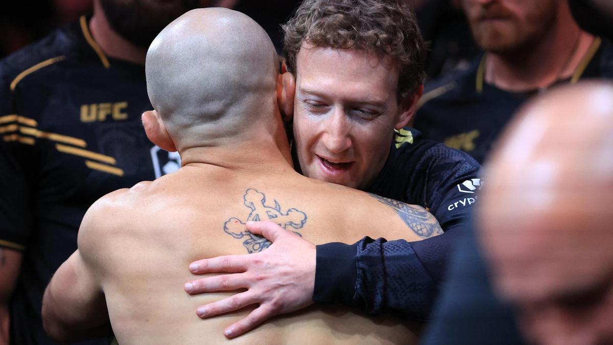 Marc Zuckerberg abraza a Alexander Volkanovski.