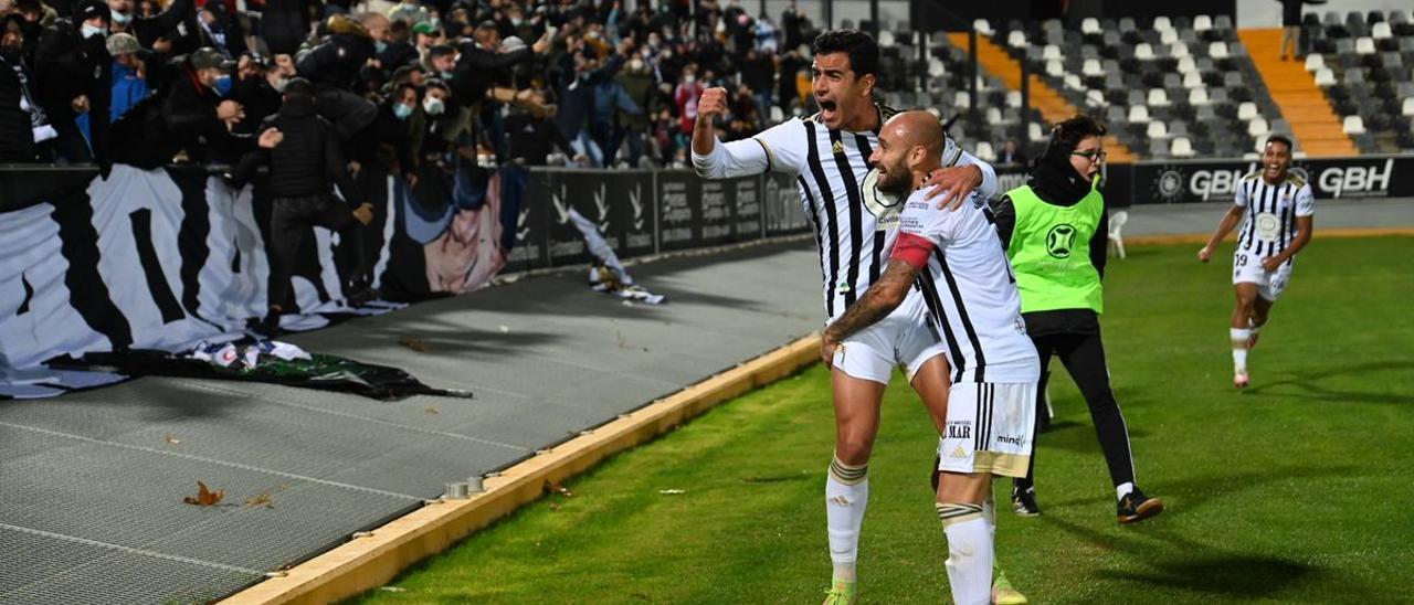 Jesús Clemente celebra un gol con Gorka Santamaría, la pasada temporada.