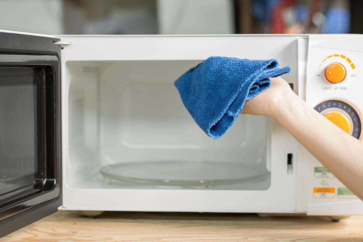 Cómo limpiar y desinfectar un microondas por dentro