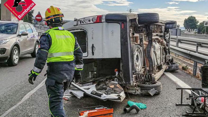 Tres heridos en Monforte al volcar una furgoneta con ocho ocupantes en la autovía de Madrid