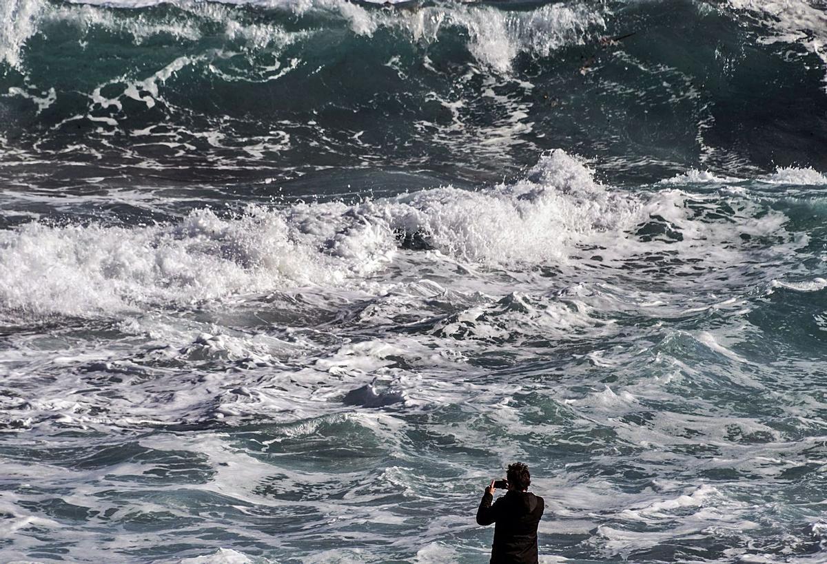 Wenn das Mittelmeer vor Mallorca so tobt, sollte man das Baden lieber sein lassen. Auch wenn es noch so verlockend erscheint. | FOTO: CLADERA/EFE