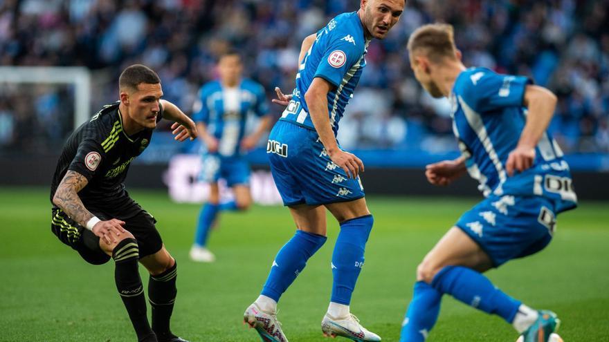 Lucas Pérez, presionado por Rafa Marín en el partido del domingo en Riazor. |  // CASTELEIRO / ROLLER AGENCIA