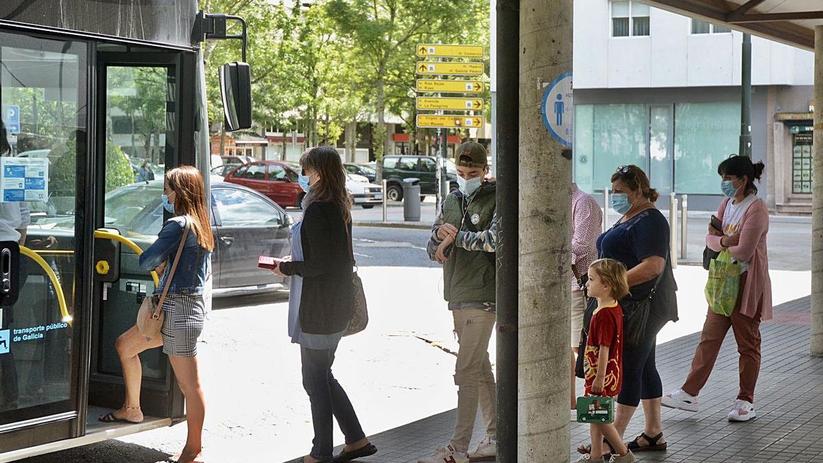 Usuarios del transporte público acceden a un autobús en la parada de la Plaza de Galicia. |   // R. VÁZQUEZ