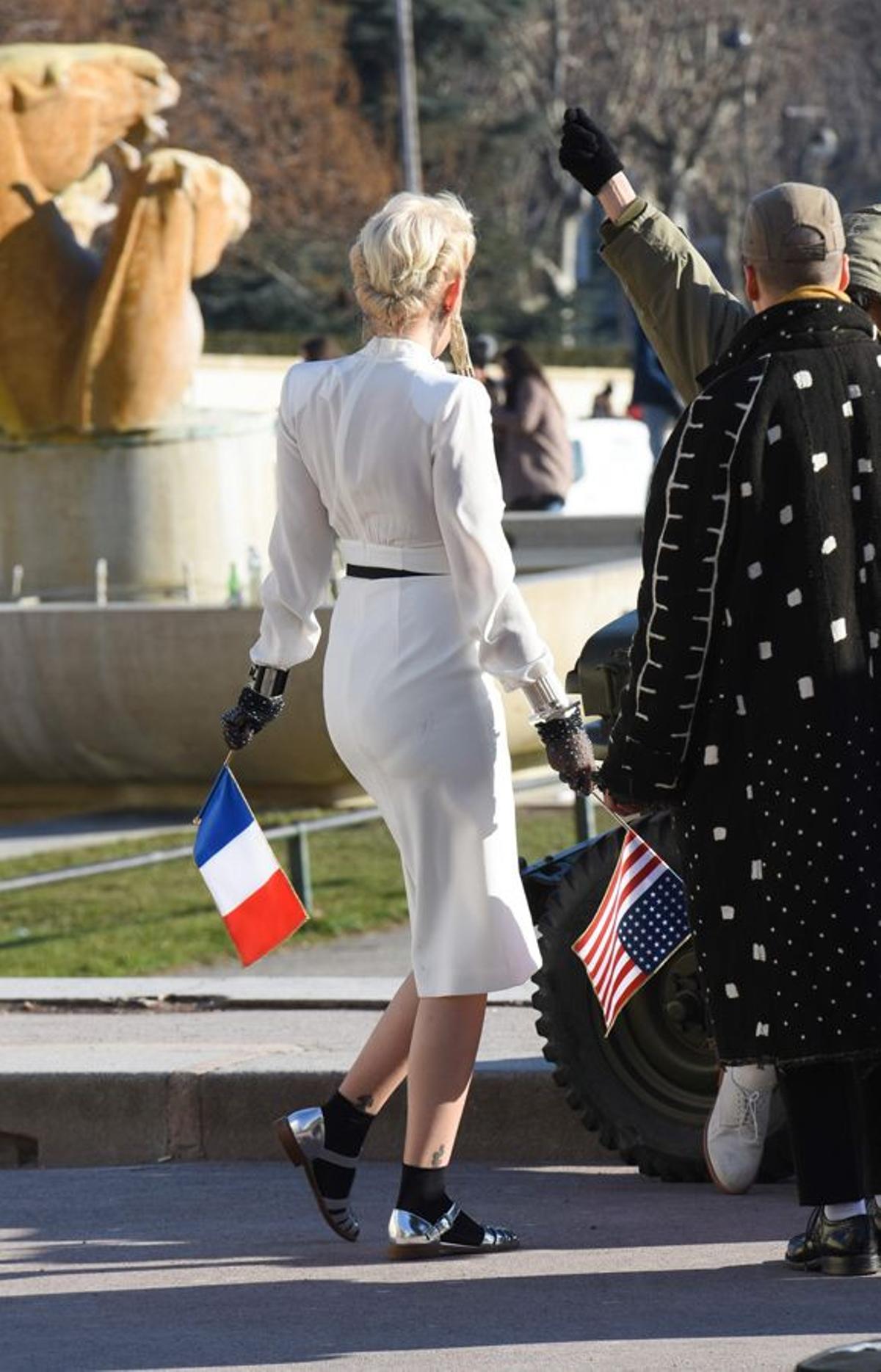 Paris con vestido blanco para Chanel