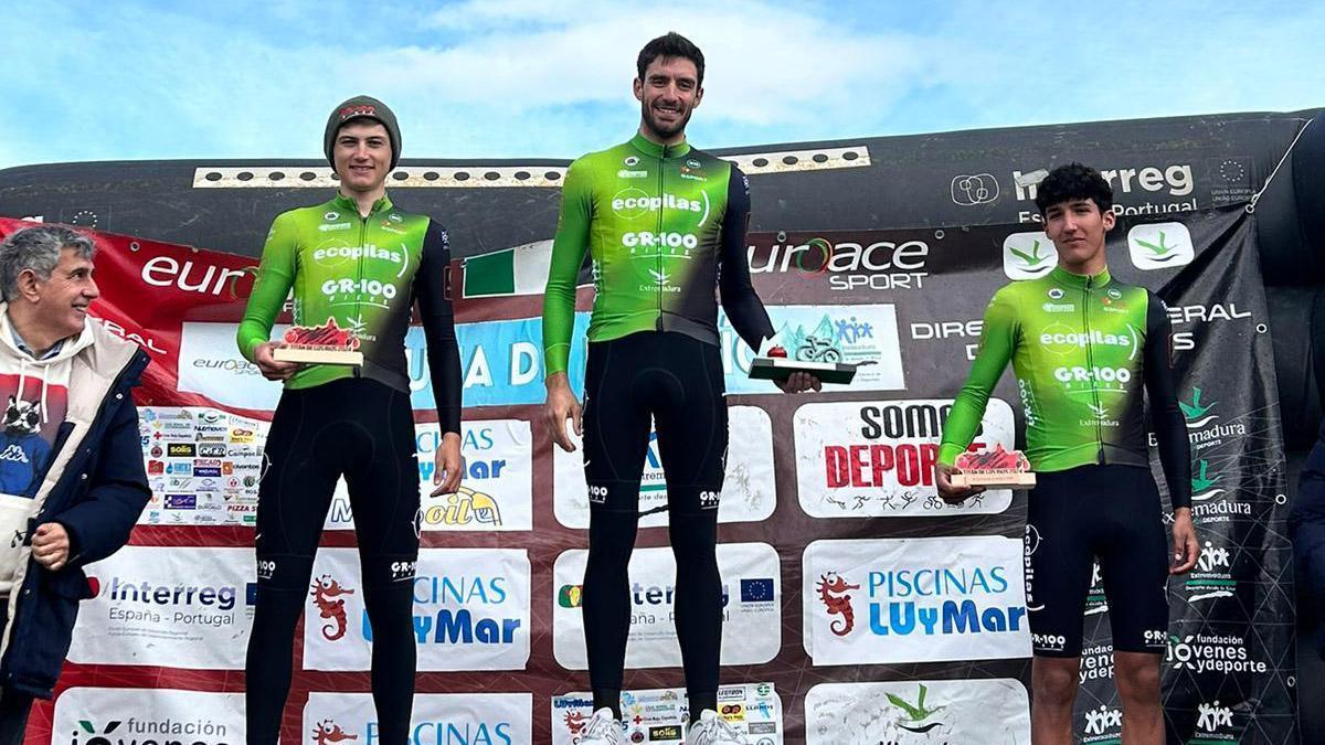 Podio absoluto con los tres integrantes del Extremadura-Ecopilas.