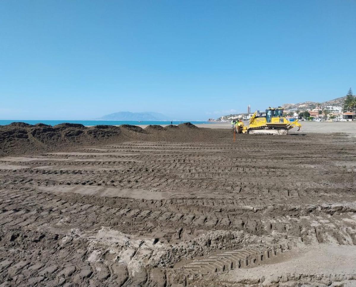Inicio de las obras, el pasado lunes, en la playa de la Cala del Moral.