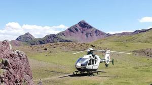 AGENTES DE LA GUARDIA CIVIL DURANTE EL TRASLADO EN CAMILLA DE UN HERIDO HASTA EL HELICOPTERO DE RESCATE.