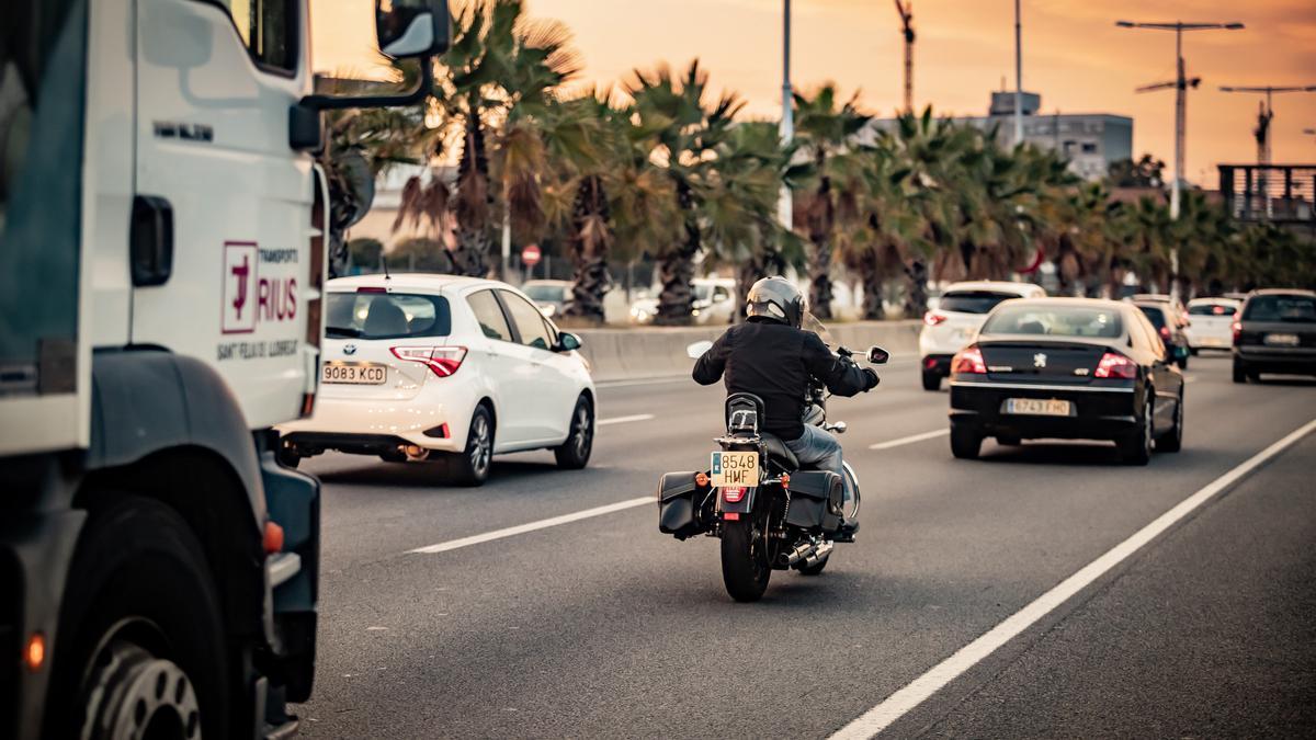 Archivo - Un camión, una moto y un coche circulan por La Ronda Litoral de Barcelona en una imagen de archivo.