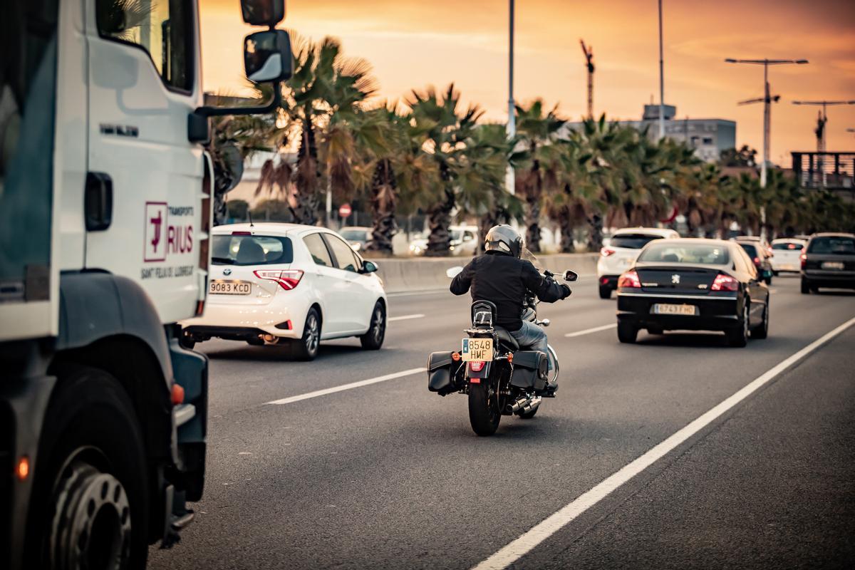 Mor un motorista després de xocar amb un cotxe a la Ronda Litoral