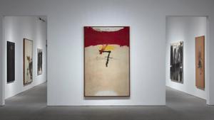 La obra 7 de noviembre (1971) preside la sala que alberga el trabajo más político de Tàpies.