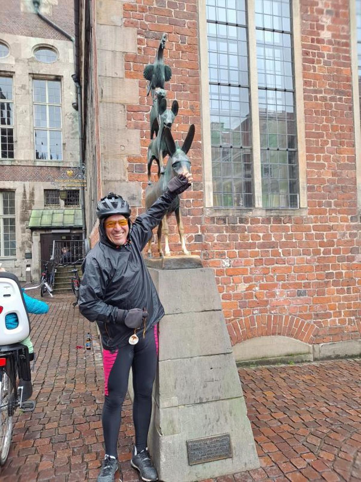 “Pichi” muestra paisajes, pueblos y monumentos a medida que avanza.