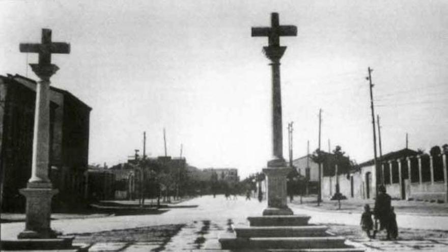 Foto antigua de Las Tres Cruces, cuando la zona apenas estaba urbanizada.