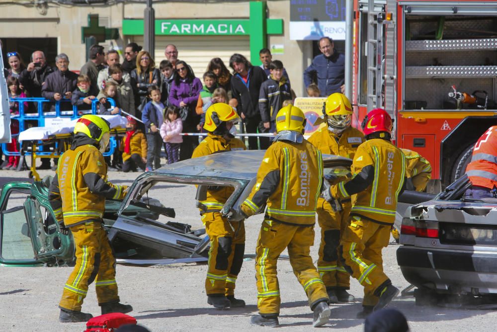 Los bomberos protagonizan rescatan a dos personas tras un accidente de tráfico ante numeroso público