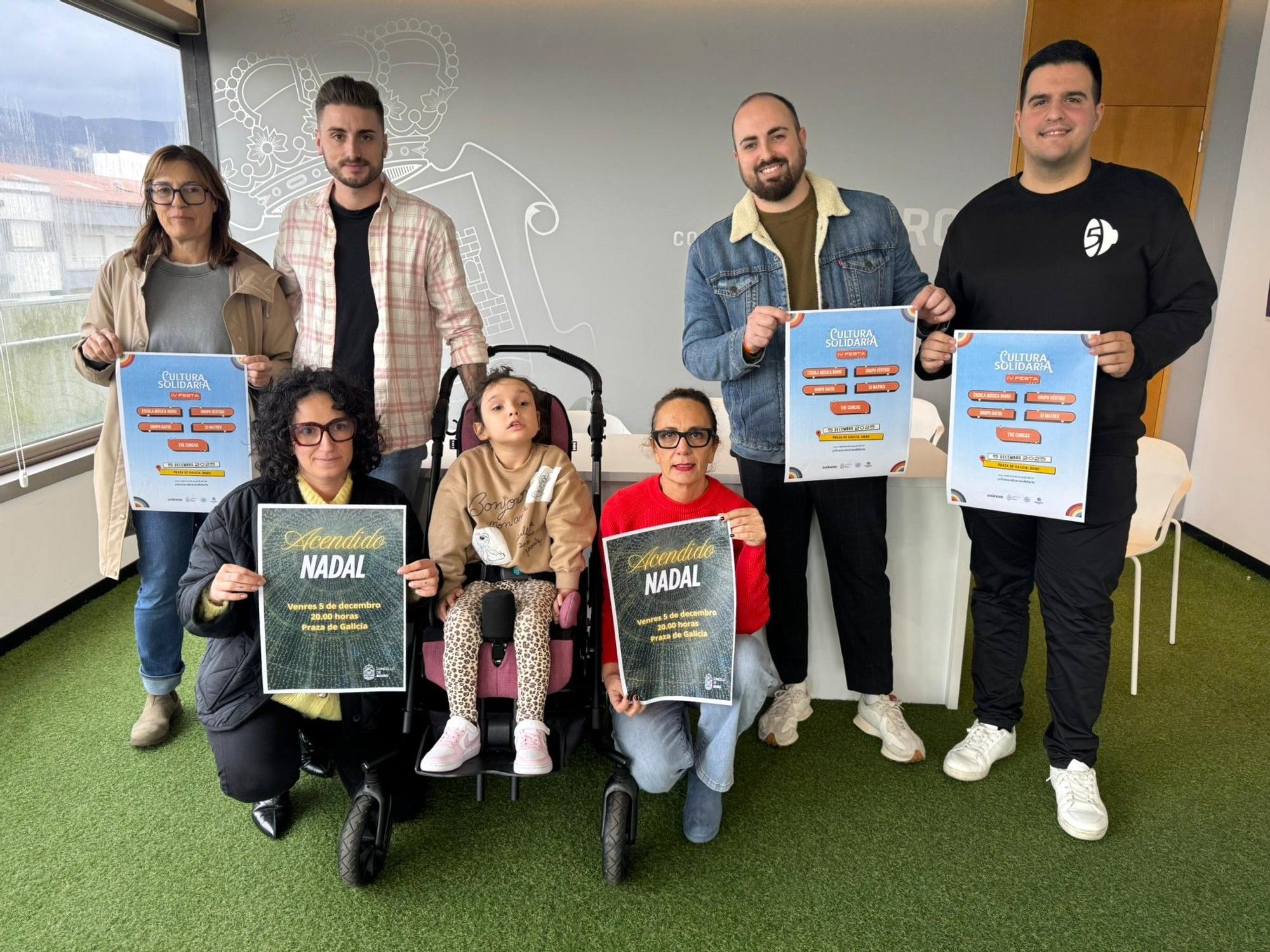 Asistentes á presentación da campaña 'Doa un sorriso' en Boiro.