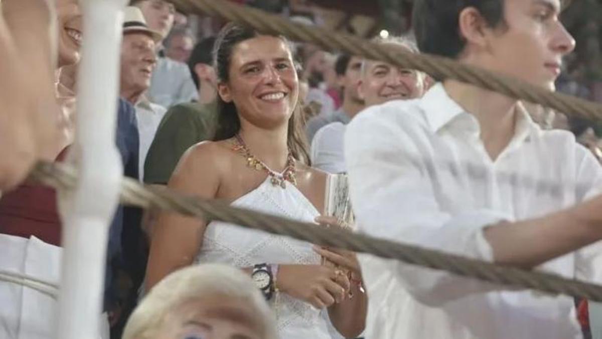 Tana Rivera, sonriendo antes de la actuación de Roca Rey en La Malagueta