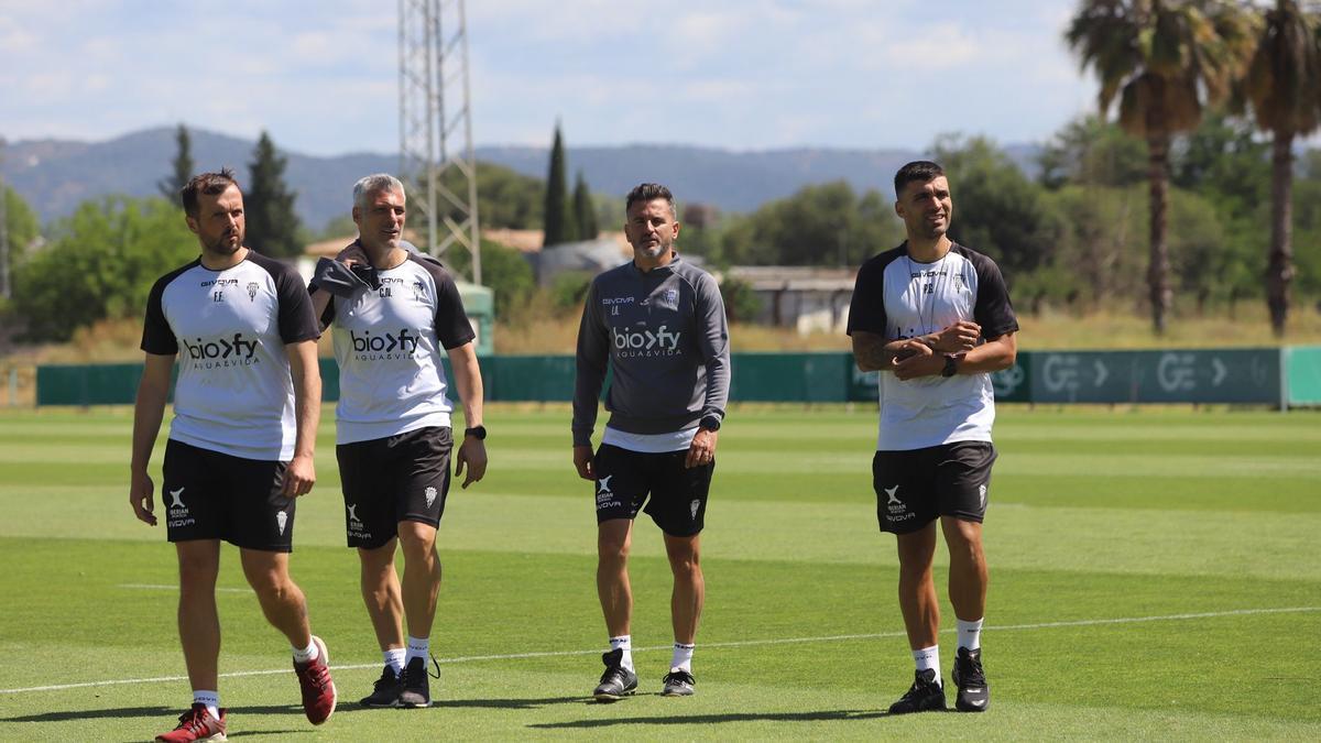 Iván Ania y su cuerpo técnico, este lunes, tras el entrenamiento del Córdoba CF.