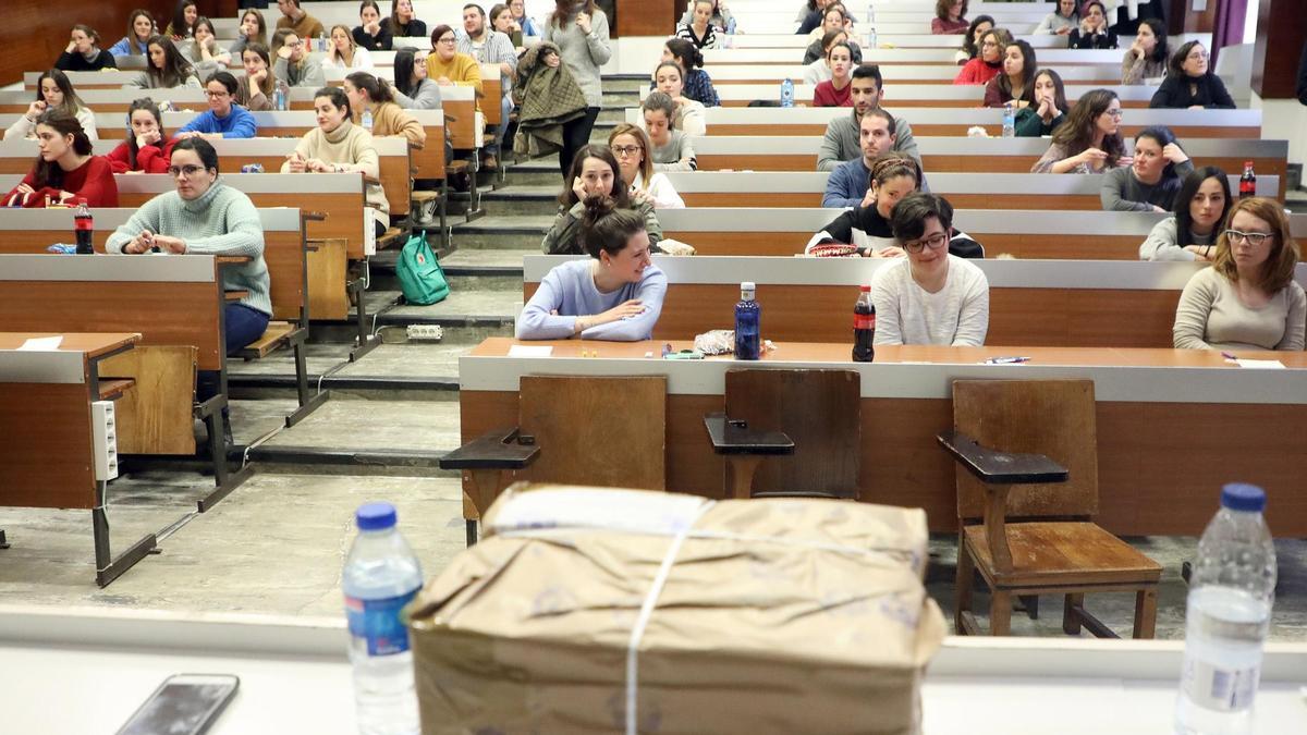 Aspirantes antes de comenzar un examen MIR (archivo)