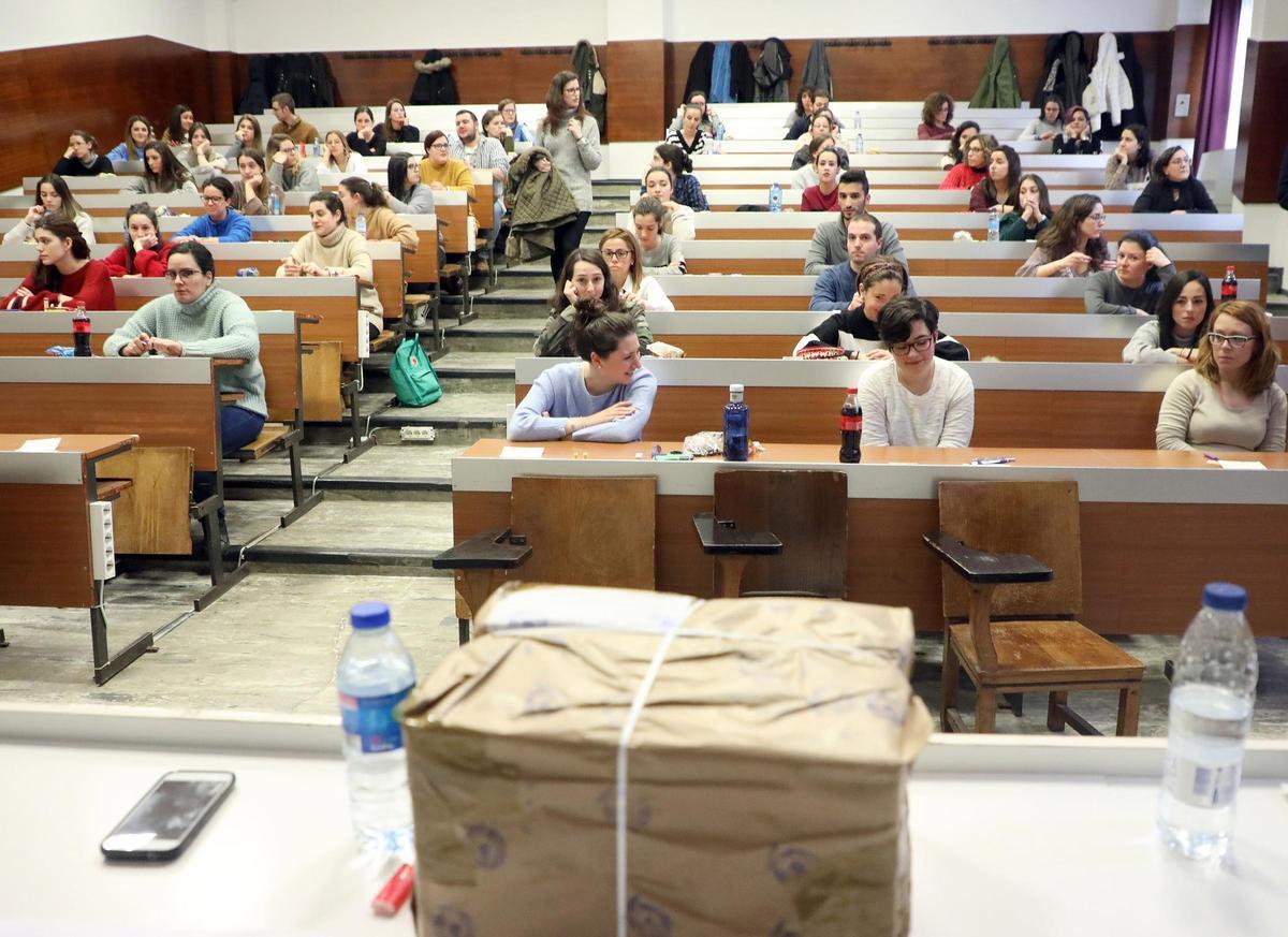 Aspirantes antes de comenzar un examen MIR anterior.
