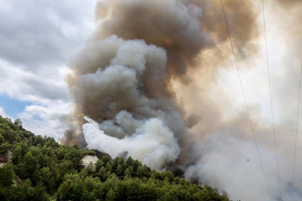 Los bomberos luchan contra el fuego en Guadalest