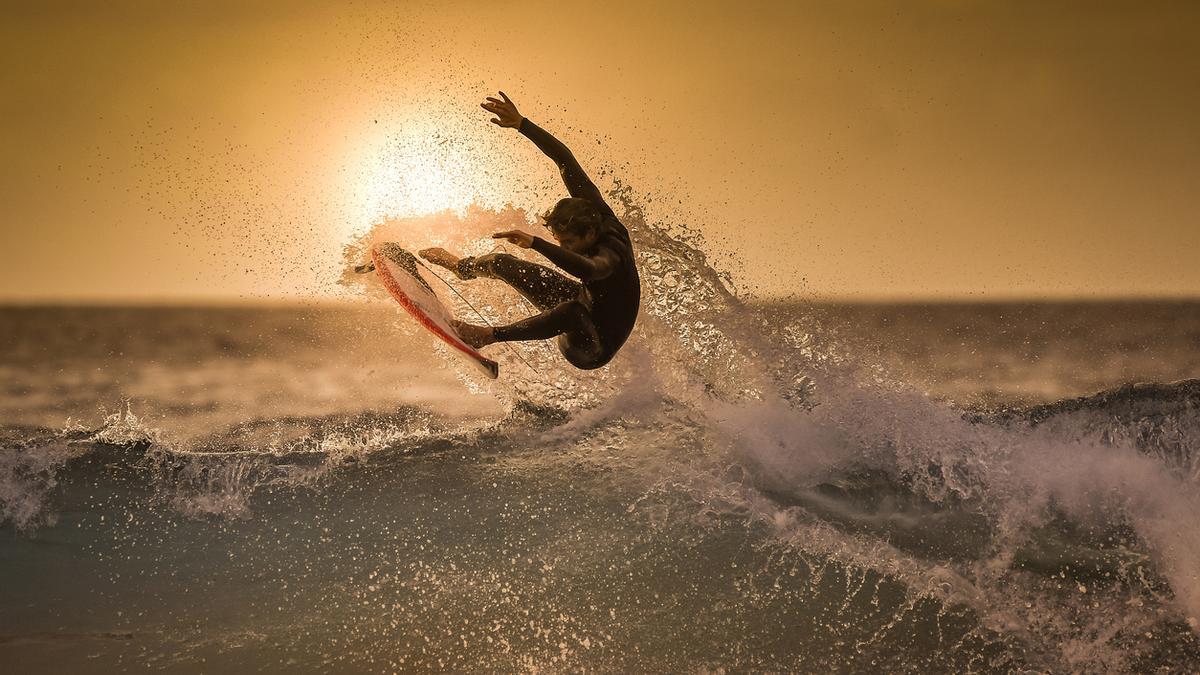 En la cresta de la ola: las mejores playas de España para hacer surf