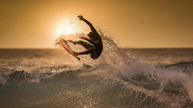 En la cresta de la ola: las mejores playas de España para hacer surf