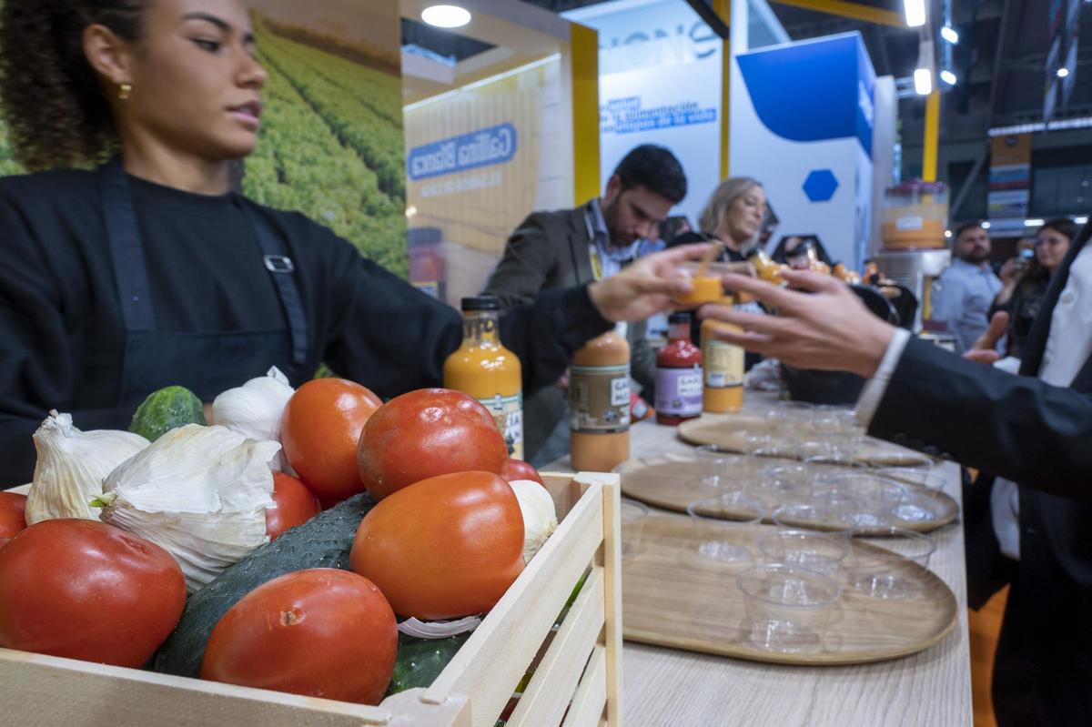 Degustación de los nuevos salmorejos de la marca García Millán en su estand en el salón Alimentaria 2024.