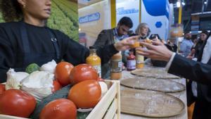 Degustación de los nuevos salmorejos de la marca García Millán en su estand en el salón Alimentaria 2024.