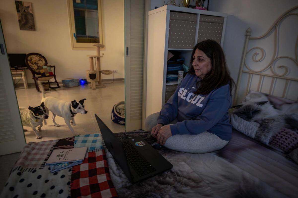 Barcelona 20/01/2026 Sociedad Carmen Bianchi,que desde el 5 de enero vive en un piso de emergencia del Ayuntamiento de Barcelona en el barrio del Raval. AUTOR: JORDI OTIX