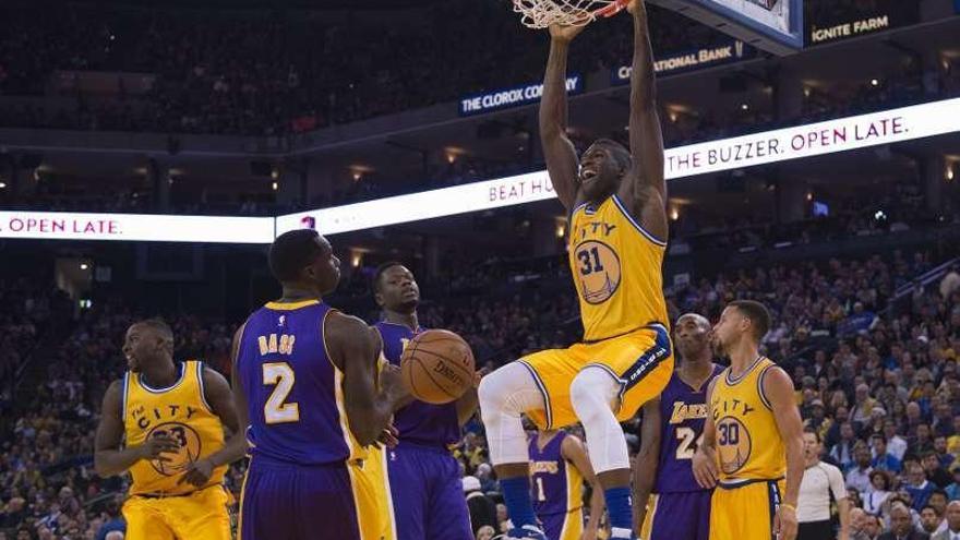 Partido entre Golden State Warriors y Angeles Lakers.