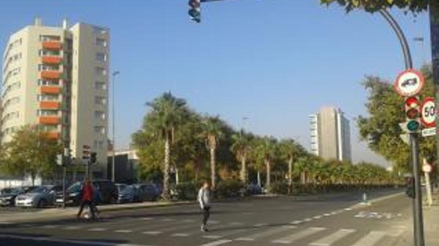 Tramo regulado por semáforos en la avenida Hermanos Machado.