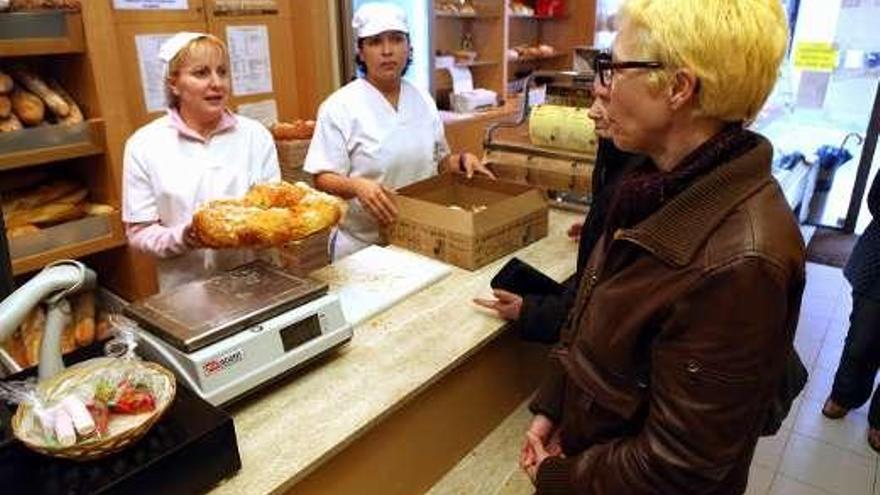 Elaboración de roscas. Izquierda, compra de un roscón. Derecha, figuras de chocolate y, abajo, el cura recibe a los niños que luego bautizó.  // Bernabé/Luismy