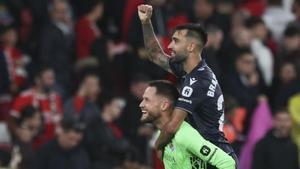 Brais Méndez y Álex Remiro celebran la victoria de la Real Sociedad contra el Benfica