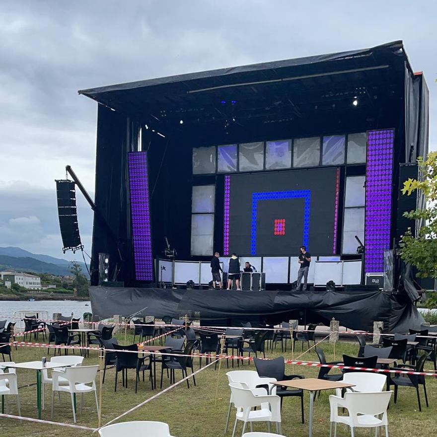 El escenario se instaló al lado del río.