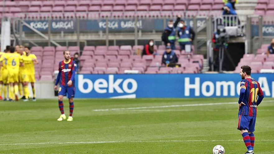 Messi observa des del cercle central l&#039;alegria dels jugadors de l&#039;equip andalús després de marcar l&#039;empat