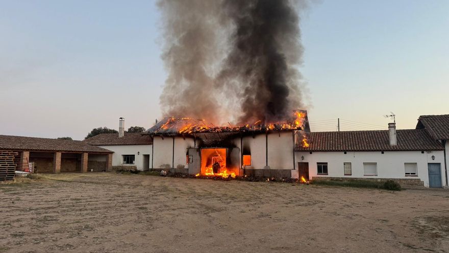 Bomberos de Toro sofocan un incendio en una nave de Dehesa de Castrillo