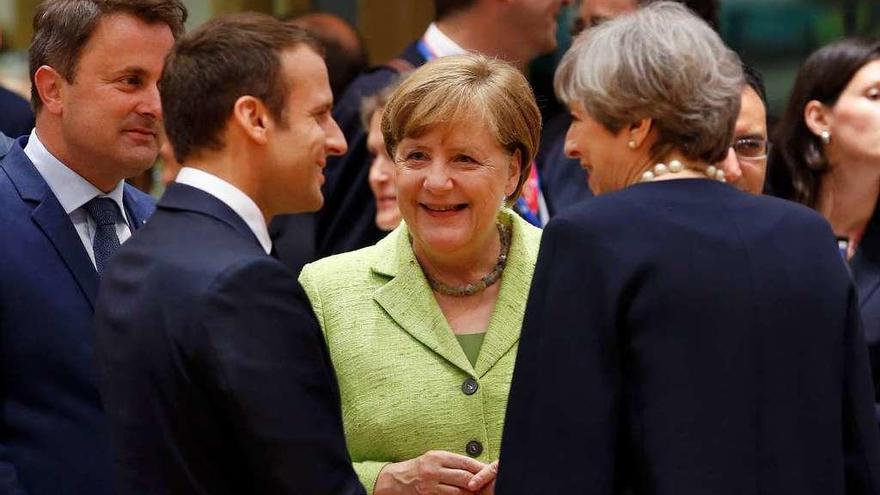 Angela Merkel (centro), habla con Macron y la &quot;premier británica Theresa May. // Reuters