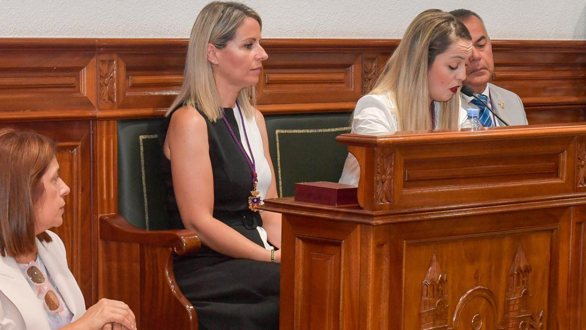 Janoa Anceaume, concejala de Telde, a la izquierda, durante la celebración de un Pleno.