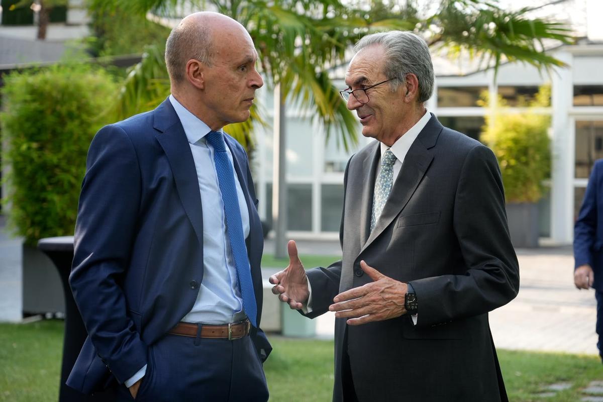El gerente de La Opinión-El Correo de Zamora, Carlos Zardaín (izquierda), charla animadamente con Rafael Sánchez Olea, director general de Cobadu.