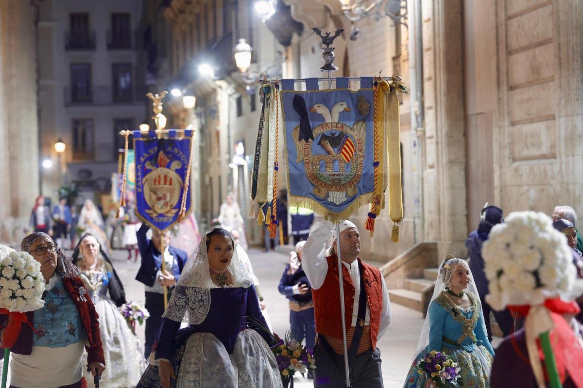 Fallas de Paiporta acceden a la Plaza de la Virgen para participar en la Ofrenda