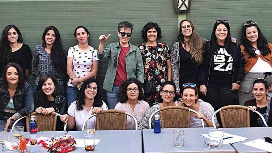 Las mujeres participantes en la primera reunión celebrada el 6 de octubre de 2018 en la terraza de La Cueva del Jazz que supuso el germen de Mubaza Fem.